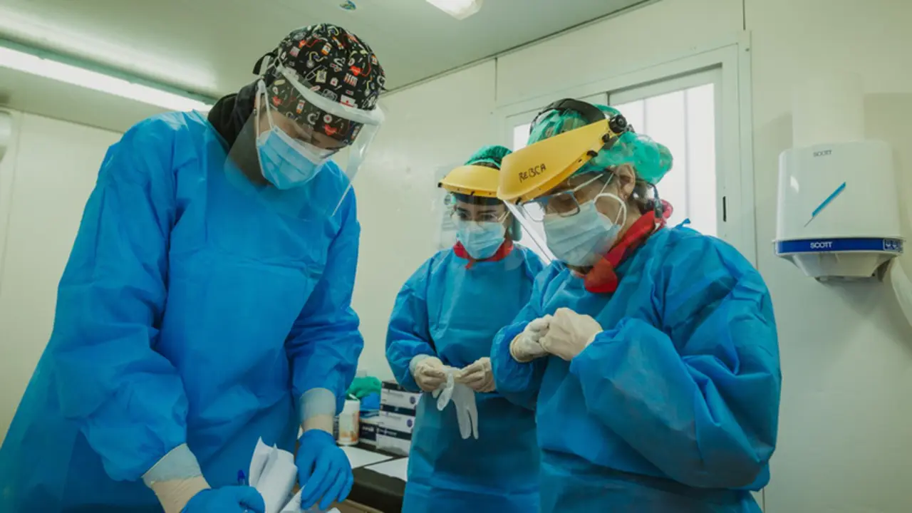  Tres enfermeras finalizan un cribado en el exterior de un centro de salud - Carlos Mateo FOTO / Carlos Mateo FOTO 