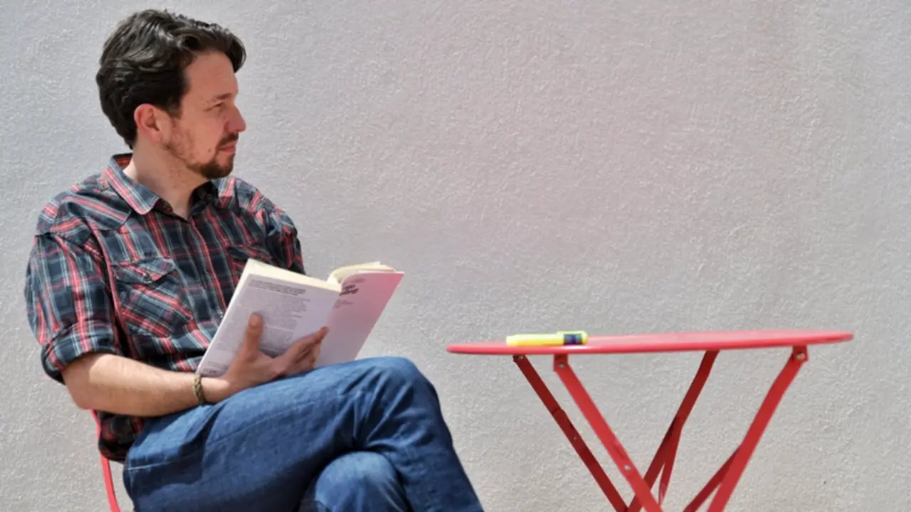  El exsecretario general de Podemos, Pablo Iglesias, lee un libro tras cortarse el pelo y dejar atr&aacute;s su ic&oacute;nica coleta. - DANI GAGO 