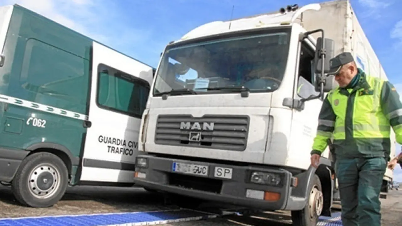  Campa&ntilde;a de la DGT para controlar camiones y furgonetas. / Foto: transportemundial.com 
