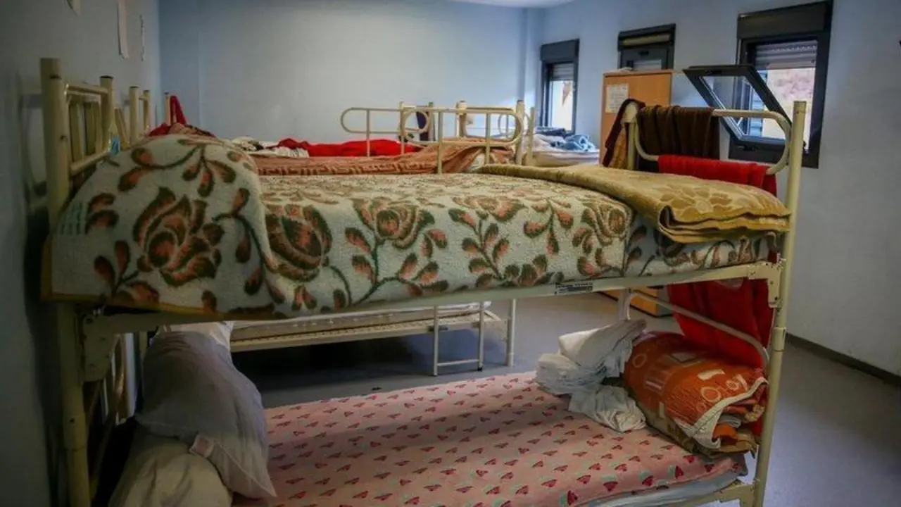  Archivo - Camas literas en una de las habitaciones dispuestas para sintecho en el centro Pinar de San Jos&eacute;, uno de los centros habilitados por el SAMUR Social para la Campa&ntilde;a del Fr&iacute;o 2020, en Madrid. - Ricardo Rubio - Europa Press - Archivo 