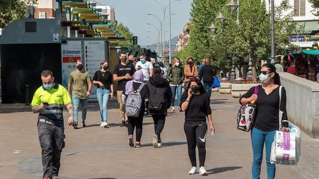  Gente paseando por Paseo de la Victoria / Pilar Gázquez. 