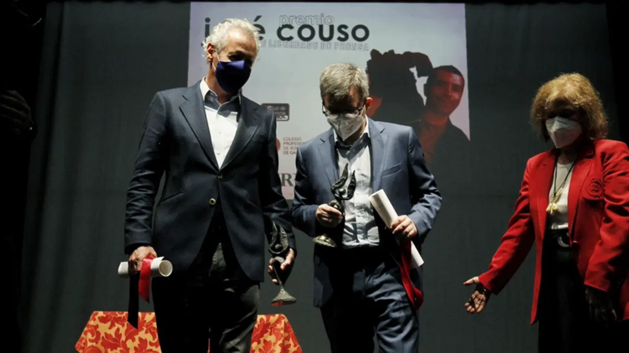  El periodista Lorenzo Mil&aacute;; el periodista de investigaci&oacute;n, Manuel Rico, y la presidenta del Club de Prensa de Ferrol, Julia D&iacute;az, durante la entrega del XVII Premio Couso de Libertad de Prensa. - Mero Barral - Europa Press 