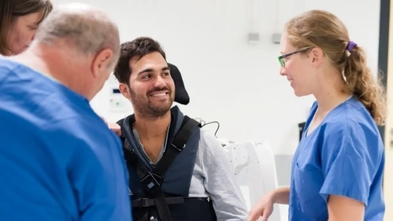  Un hombre paral&iacute;tico puede volver a escribir con la mente y se reproduce en la pantalla / Clinatec- Julliette Treillet 