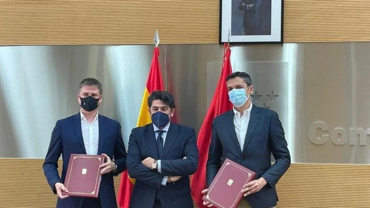  El consejero de Vivienda y Administraci&oacute;n Local en funciones, David P&eacute;rez y los directores de Regi&oacute;n Centro Norte y Regi&oacute;n Centro Sur, Francisco Javier Garc&iacute;a Corpa y Harry Pierre Hospitalier de Leroy Merlin, respectivamente, en la firma de un convenio. - COMUNIDAD DE MADRID 