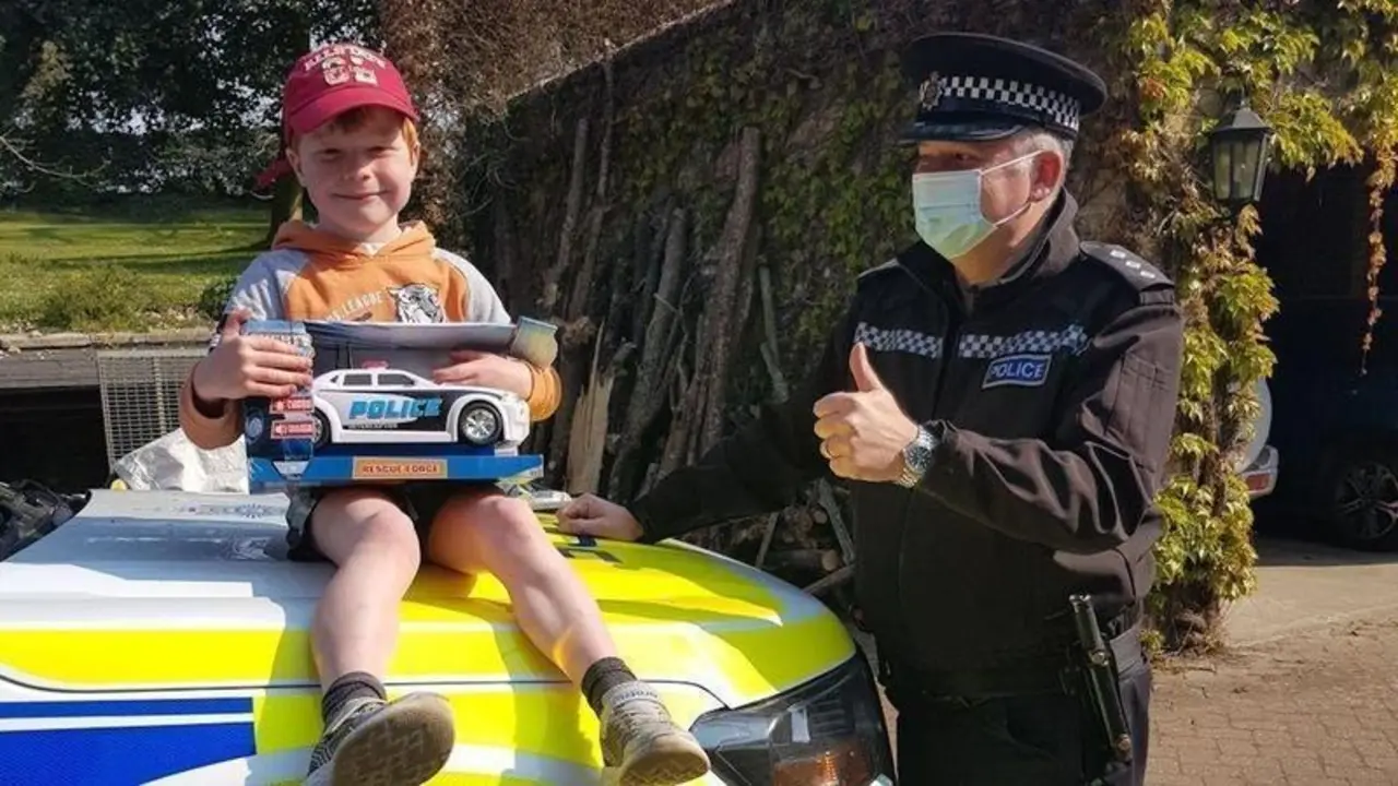  Montsy posa con su juguete sobre un verdadero coche de patrulla. TWITTER POLIC&Iacute;A DE SUSSEX 