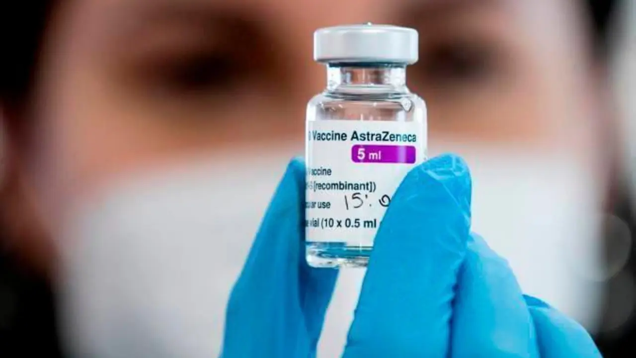  europapress-3594298-06-march-2021-italy-rome-health-worker-holds-vial-astrazenecas-covid19-vaccine-20594555-20210308121822_20624408_20210429215736 