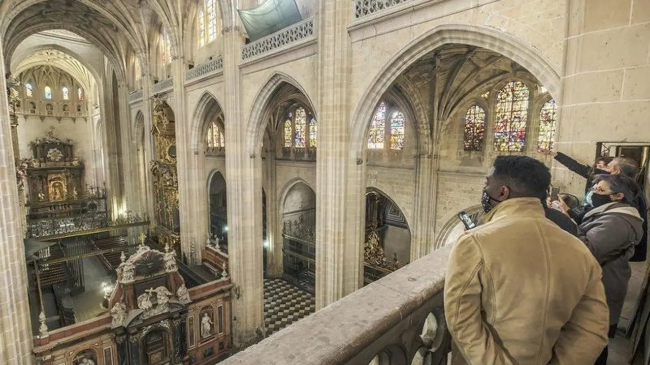  Visitantes en la Catedral de Segovia. Twitter 
