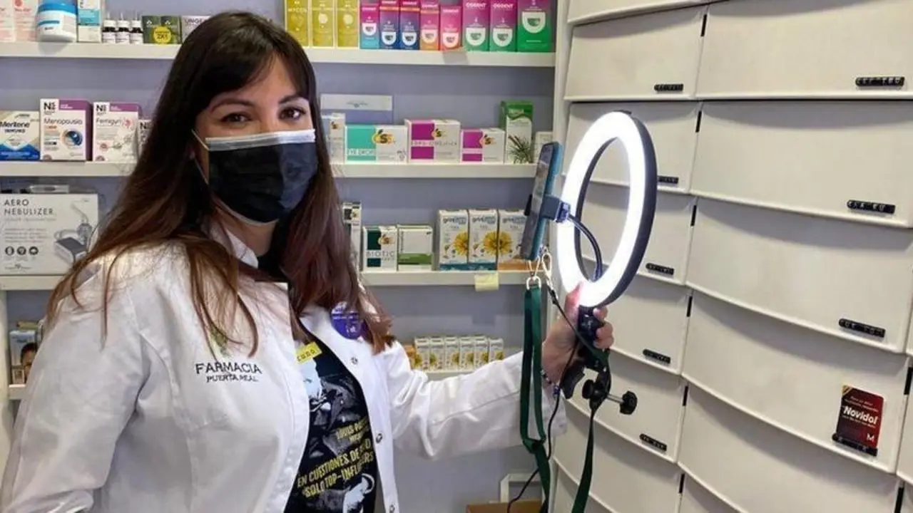  Sandra Dubra, en su farmacia de A Coru&ntilde;a. 