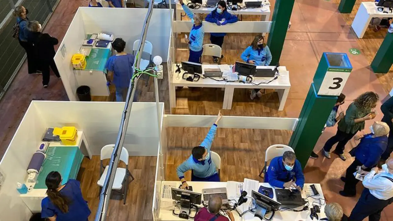  Los boxes habilitados en el interior del estadio de la Cartuja para vacunar masivamente a la poblaci&oacute;n frente al Covid-19. 