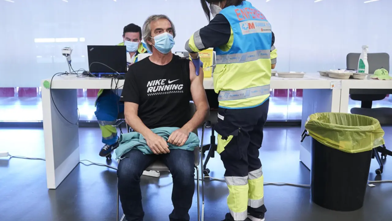  Una sanitario vacuna a un hombre con la dosis de Pfizer en el Wanda Metropolitano, a 19 de mayo de 2021, en Madrid (Espa&ntilde;a). La Comunidad de Madrid comenz&oacute; a vacunar el pasado lunes a las personas de entre 50 y 59 a&ntilde;os en los hospitales p&uacute;blicos de la reg - A. P&eacute;rez Meca - Europa Press 