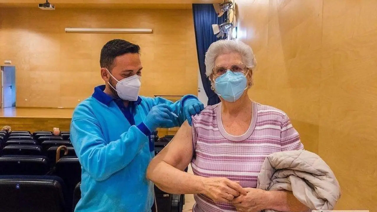  Un sanitario inyecta una dosis de la vacuna Pzifer en el Centro Cívico Poniente Sur de Córdoba / Pilar Gázquez. 