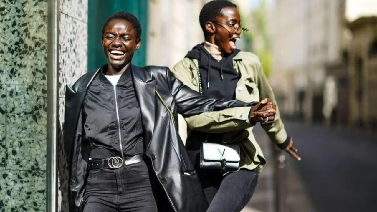  Una modelo posa con una chaqueta de cuero de la colecci&oacute;n primavera verano de 2021 