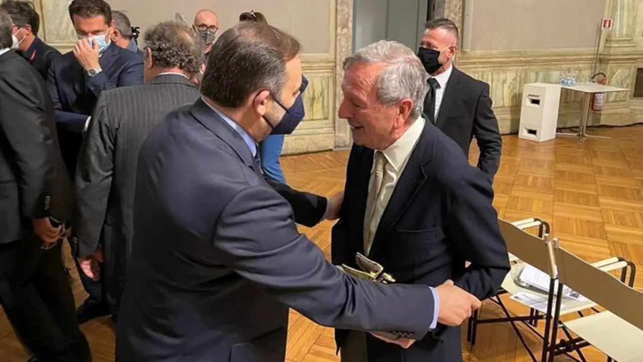  El ministro de Transportes, Movilidad y Agenda Urbana, Jos&eacute; Luis &Aacute;balos, ha acompa&ntilde;ado esta ma&ntilde;ana al arquitecto espa&ntilde;ol Rafael Moneo en su recepci&oacute;n del Le&oacute;n de Oro a la trayectoria de la XVII Bienal Internacional de Arquitectura Venecia 2021. 