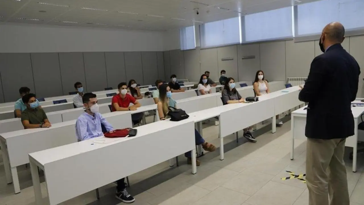  Alumnos de la Universidad Loyola Andaluc&iacute;a en una clase presencial. // EP 