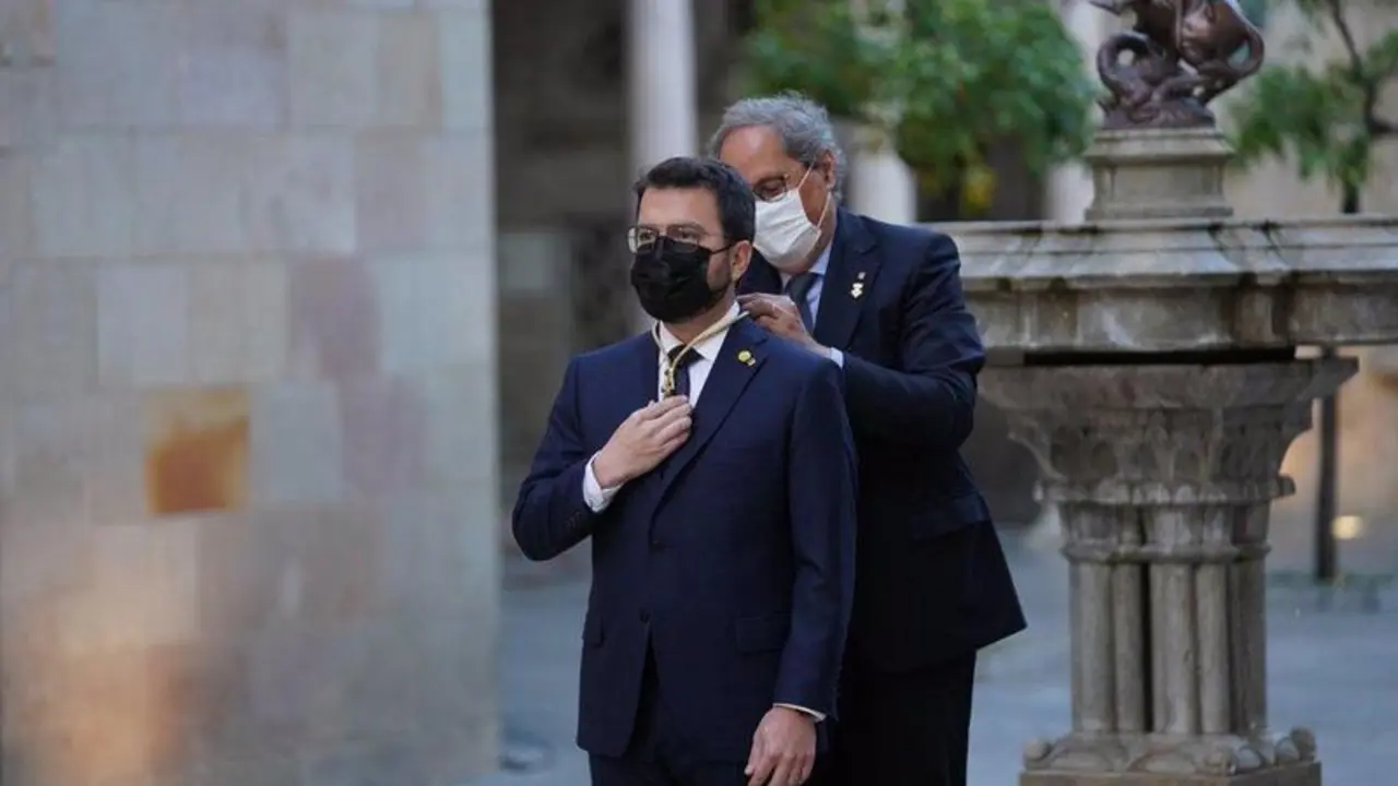  El expresidente Quim Torra pone la medalla de presidente de la Generalitat a Pere Aragon&egrave;s - PAU VENTEO - EUROPA PRESS 