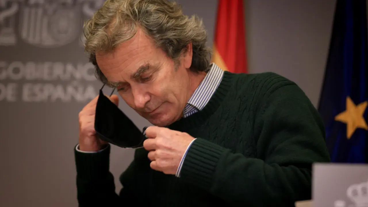  El director del Centro de Coordinaci&oacute;n de Alertas y Emergencias Sanitarias (CCAES), Fernando Sim&oacute;n se quita la mascarilla durante una rueda de prensa convocada ante los medios de comunicaci&oacute;n en el Ministerio de Sanidad para informar sobre la evoluci&oacute;n de - T.Rozas. POOL / Europa Press - Europa Press 