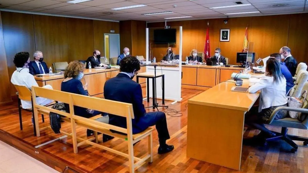  Francisco Nicol&aacute;s G&oacute;mez Iglesias (izq.-blanco), m&aacute;s conocido como el Peque&ntilde;o Nicol&aacute;s, sentado en el banquillo de los acusados para declarar en un juicio en la Audiencia Provincial de Madrid. EP 