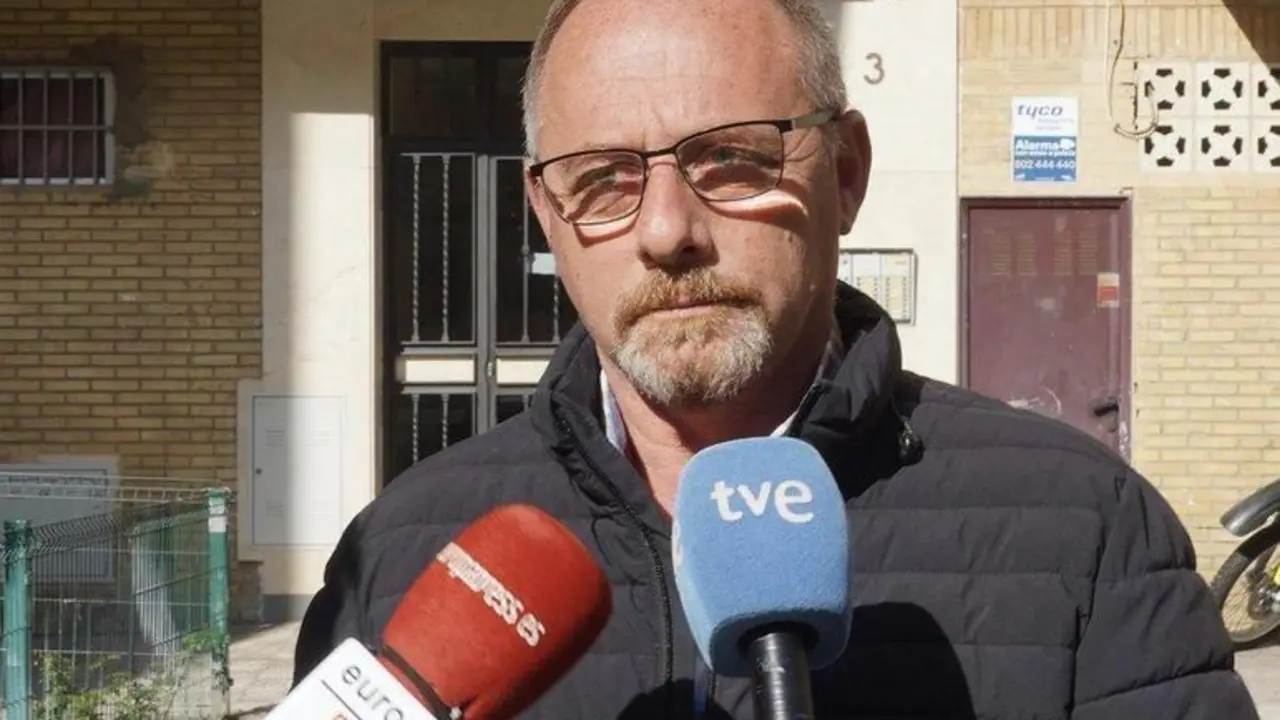  fLa familia de Marta del Castillo, la joven sevillana asesinada en enero de 2009 por cuyo asesinato fue condenado Miguel Carca&ntilde;o a 21 a&ntilde;os, ha anunciado que seguir&aacute; recurriendo "las veces que sean necesarias" el archivo de la causa contra Francisco Javier Delgado, hermano de Carca&ntilde;o, en la que este &uacute;ltimo le acusaba de ser el verdadero autor del crimen.

En una rueda de prensa celebrada este martes, Antonio del Castillo, padre de Marta, ha afirmado que la intenci&oacute;n de la familia es "recurrir y recurrir hasta llegar al final" porque "todo el mundo sabe que Carca&ntilde;o solo no lo pudo hacer". Esta decisi&oacute;n de la familia est&aacute; motivada en el hecho de que, por segunda vez, el Juzgado de Instrucci&oacute;n n&uacute;mero cuatro de Sevilla, haya desestimado el recurso de reforma contra el archivo de la citada causa del hermano de Carca&ntilde;o, reabierta en 2020, al entender que "no ha lugar".

La familia de Marta seguir&aacute; recurriendo en la Audiencia porque considera que el "posible fraude de falsificaci&oacute;n en unos documentos" cometido por Delgado "dar&iacute;a veracidad a la s&eacute;ptima versi&oacute;n de los hechos manifestada por Miguel Carca&ntilde;o, en la que aseguraba que fue su hermano quien mat&oacute; a la joven en el marco de una discusi&oacute;n por la hipoteca de la vivienda de Le&oacute;n XIII", donde fue cometido el crimen.

En este sentido, Antonio del Castillo ha esgrimido la autorizaci&oacute;n de Miguel Carca&ntilde;o para que "se analizara toda la documentaci&oacute;n" correspondiente a esa hipoteca. "Demostramos que --Carca&ntilde;o-- dec&iacute;a la verdad en cuanto al motivo de la discusi&oacute;n con su hermano. El juez dice que es cosa juzgada. Sin embargo, no se le est&aacute; acusando por encubrimiento sino por homicidio o asesinato", ha a&ntilde;adido.

"El juez, tanto aludir a sentencias anteriores, est&aacute; evitando tener que hacer el trabajo que no hizo la Polic&iacute;a anteriormente. No ha querido tirar de este hilo", ha asegurado el padre de Marta. "El grupo de Homicidios ha hecho un gran trabajo. La hipoteca se hizo con papeles falsos y se cometieron delitos, entre ellos estafa, pero han prescrito. No ha querido hacer un careo entre los hermanos".

El auto del Juzgado de Instrucci&oacute;n n&uacute;mero cuatro emitido el pasado 14 de mayo, difundido por el Tribunal Superior de Justicia de Andaluc&iacute;a (TSJA), se&ntilde;alaba que "no hay elementos suficientes para pretender una reapertura de la causa ni contra Francisco Javier Delgado, al que parec&iacute;a dirigirse en origen la petici&oacute;n de reapertura, ni de manera gen&eacute;rica, como parece resultar del c&uacute;mulo de pruebas que se vienen a solicitar".

En el auto de reapertura de aquellas diligencias archivadas por primera vez en 2013, el juez instructor acordaba "comprobar la veracidad" de la nueva documentaci&oacute;n aportada por la familia de la v&iacute;ctima, seg&uacute;n la cual para conseguir una hipoteca de 108.000 euros respecto al piso de la calle Le&oacute;n XIII, fueron "falsificados" documentos como "n&oacute;minas, la vida laboral o declaraciones de la renta".

Del Castillo no se ha mostrado muy esperanzado por el resultado del nuevo recurso porque son "demasiados varapalos judiciales los que llevamos encima" despu&eacute;s de 12 a&ntilde;os. "Parece que estamos vacunados para ello", ha a&ntilde;adido. "Si no es favorable el fallo del juez, volveremos a recurrir. Traer&eacute; m&aacute;s papeles que los que ense&ntilde;o hoy --en relaci&oacute;n a la mencionada autorizaci&oacute;n de Carca&ntilde;o-- que no aporto ahora por prudencia. La pr&oacute;xima vez ser&eacute; menos diplom&aacute;tico", ha concluido al respecto.

PETICI&Oacute;N DE OCHO MESES PARA 'EL CUCO' Y SU MADRE
Antonio del Castillo se ha referido, adem&aacute;s, a la petici&oacute;n de la Fiscal&iacute;a de ocho meses de c&aacute;rcel para 'El Cuco' y a su madre por mentir en el juicio de Marta y ha calificado la solicitud de "m&iacute;nima" teniendo en cuenta "la trascendencia de los hechos".

"Mentir en un juicio es algo muy grave y m&aacute;s a&uacute;n cuando se trata de un juicio sobre un asesinato puesto que puede cambiar la visi&oacute;n total del mismo. El fiscal si hubiera sido su hija habr&iacute;a pedido lo m&aacute;ximo", ha destacado el padre de Marta.

Sobre una posible condena tanto al 'Cuco' como a su madre, considera Antonio del Castillo que desconoce si esos hechos "tendr&iacute;an o no consecuencias en el desenlace" de todo este proceso judicial. "Si entra la madre en prisi&oacute;n, no s&eacute; que repercusiones tendr&iacute;a en el hijo y que le motivar&iacute;a", en relaci&oacute;n a su conducta o a la forma de actuar. "S&iacute; puedo decir que mucha culpa la tiene la madre por no haberle aconsejado bien", ha concluido. 