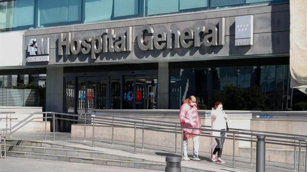  Archivo - Dos personas protegidas con mascarillas salen del Hospital La Paz. - &Oacute;scar J.Barroso - Europa Press - Archivo 