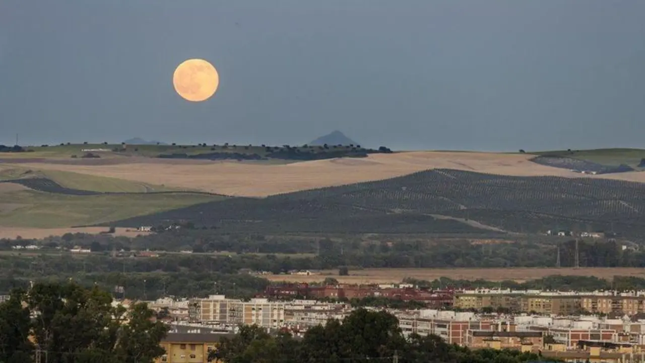  Luna llena sobre C&oacute;rdoba. Jos&eacute; Le&oacute;n 