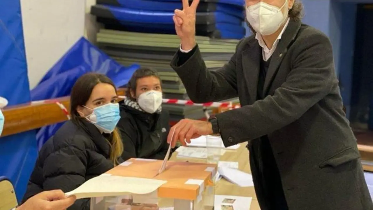  Jordi Cuixart, presidente de &Oacute;mnium Cultural votando en las elecciones catalanas. Twitter 