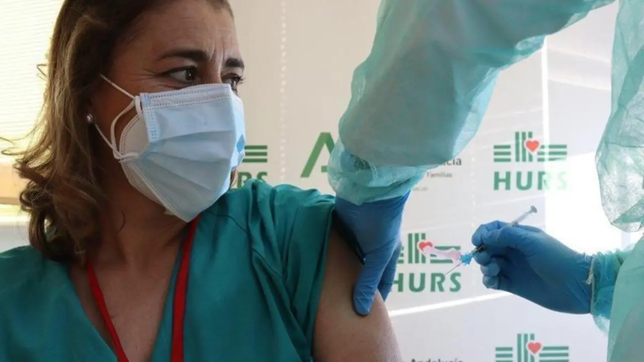  Susana, primera profesional vacunada en Reina Sof&iacute;a 