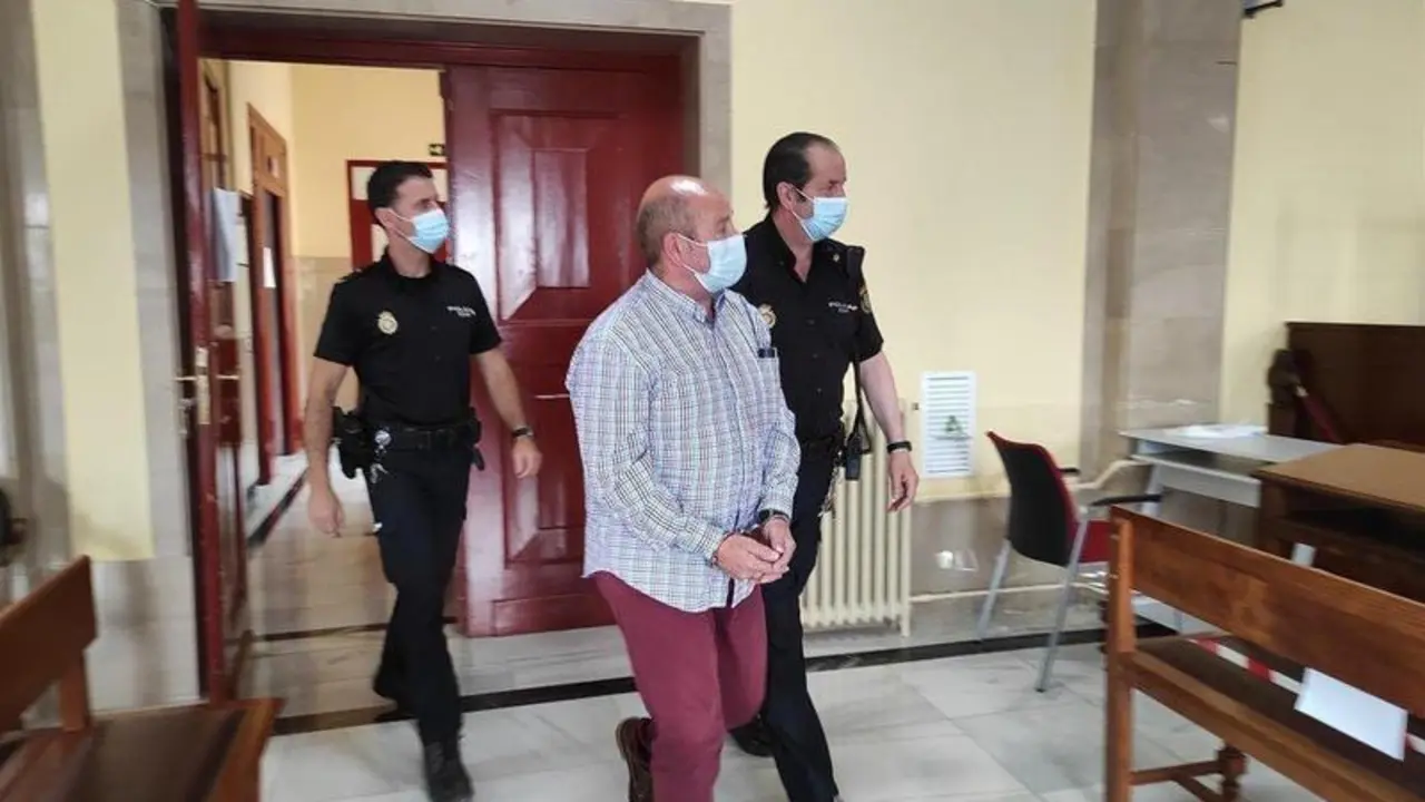 El acusado entrando en la sala de vistas de la Audiencia de Ja&eacute;n - EUROPA PRESS 