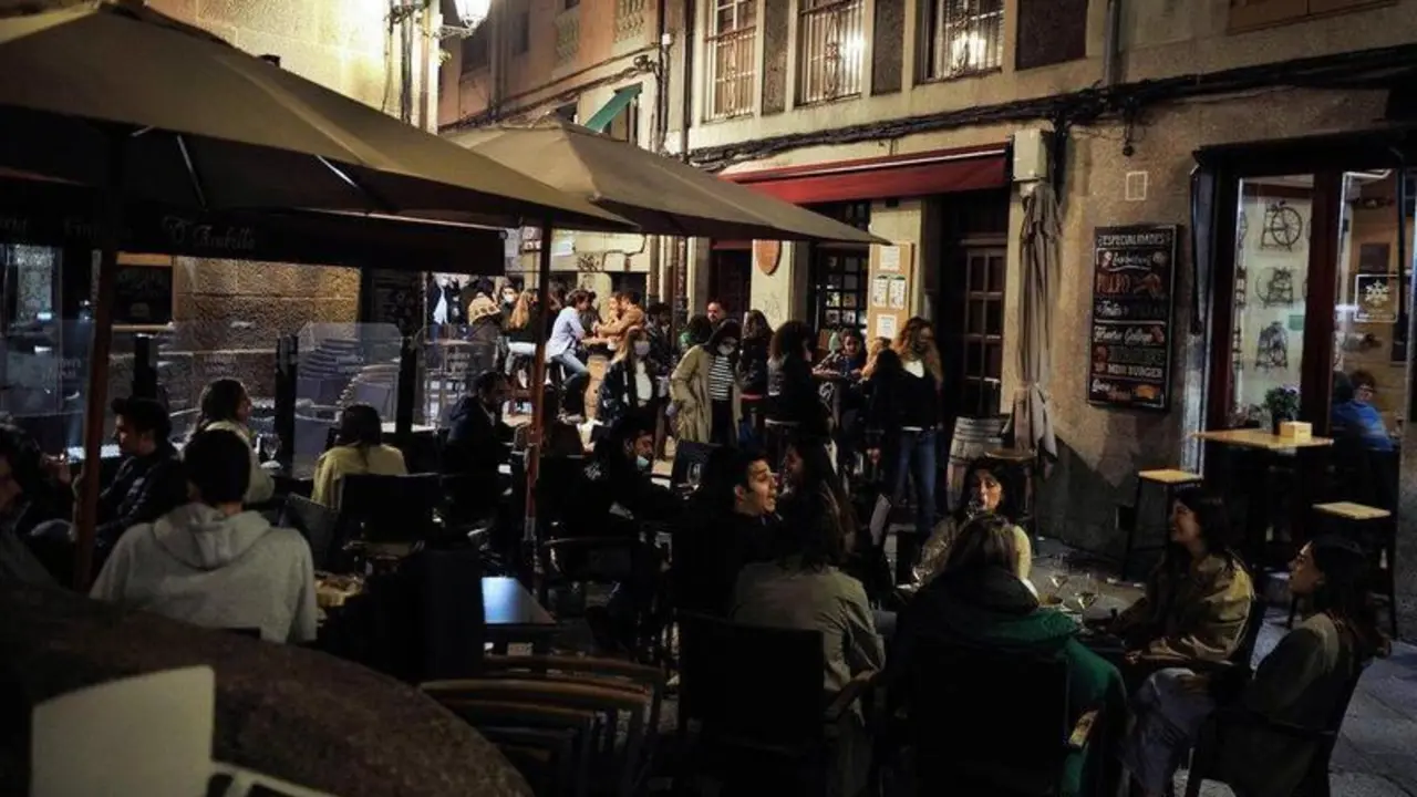  Personas en la terraza de un bar. EP 