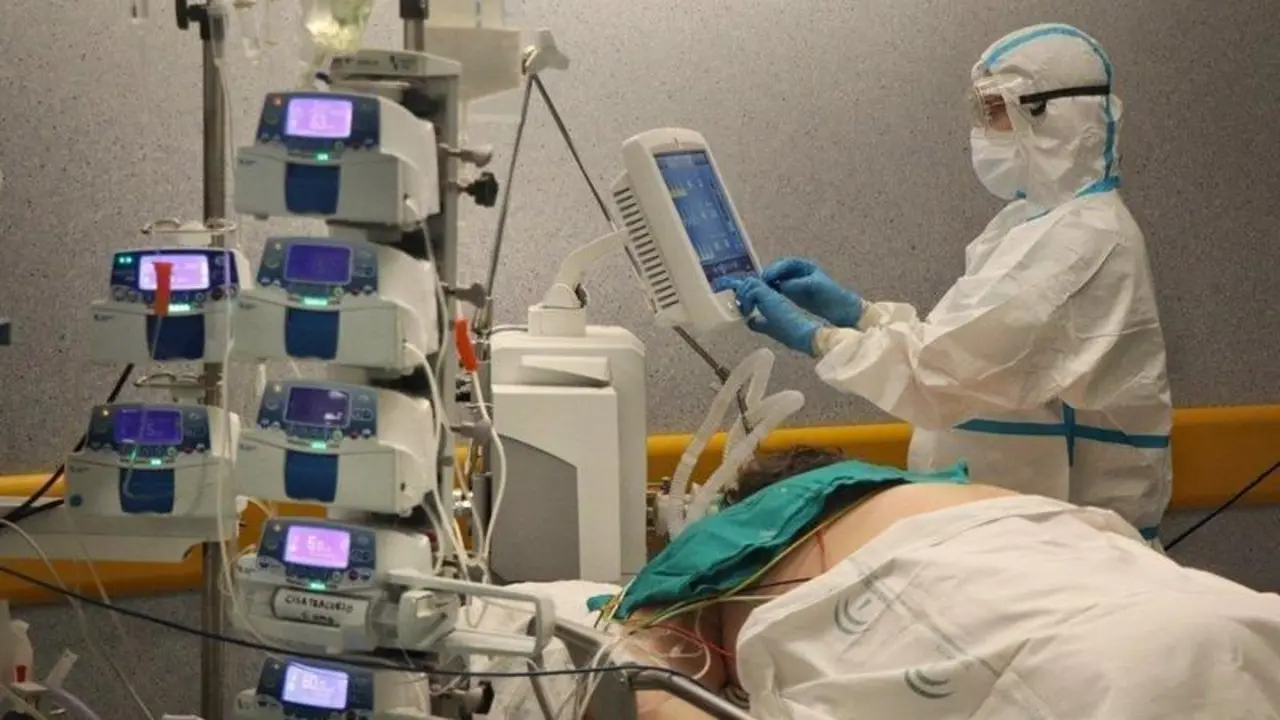  Archivo - Un paciente con covid en la UCI del Hospital Reina Sof&iacute;a, foto de recurso - JUNTA DE ANDALUC&Iacute;A - Archivo 