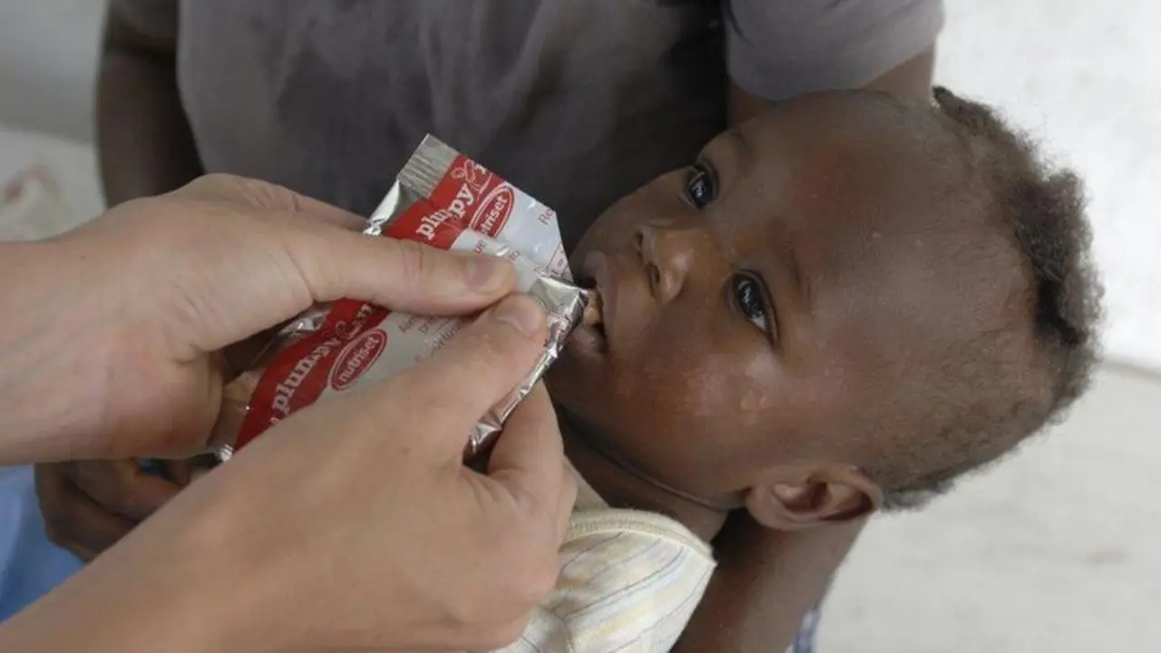 PTA aux Cayes. Le &laquo; PTA &raquo; est un programme de prise en charge ambulatoire de la malnutrition aigu&euml; s&eacute;v&egrave;re simple. Dans ce programme les enfants re&ccedil;oivent du plumpy&rsquo;nut.  Les postes de d&eacute;pistage sont organis&eacute;s par les &eacute;quipes sant&eacute; pour voir le plus d&rsquo;enfants possible dans une localit&eacute; pour d&eacute;pister les cas de malnutrition. Pendant cette journ&eacute;e, les enfants sont donc