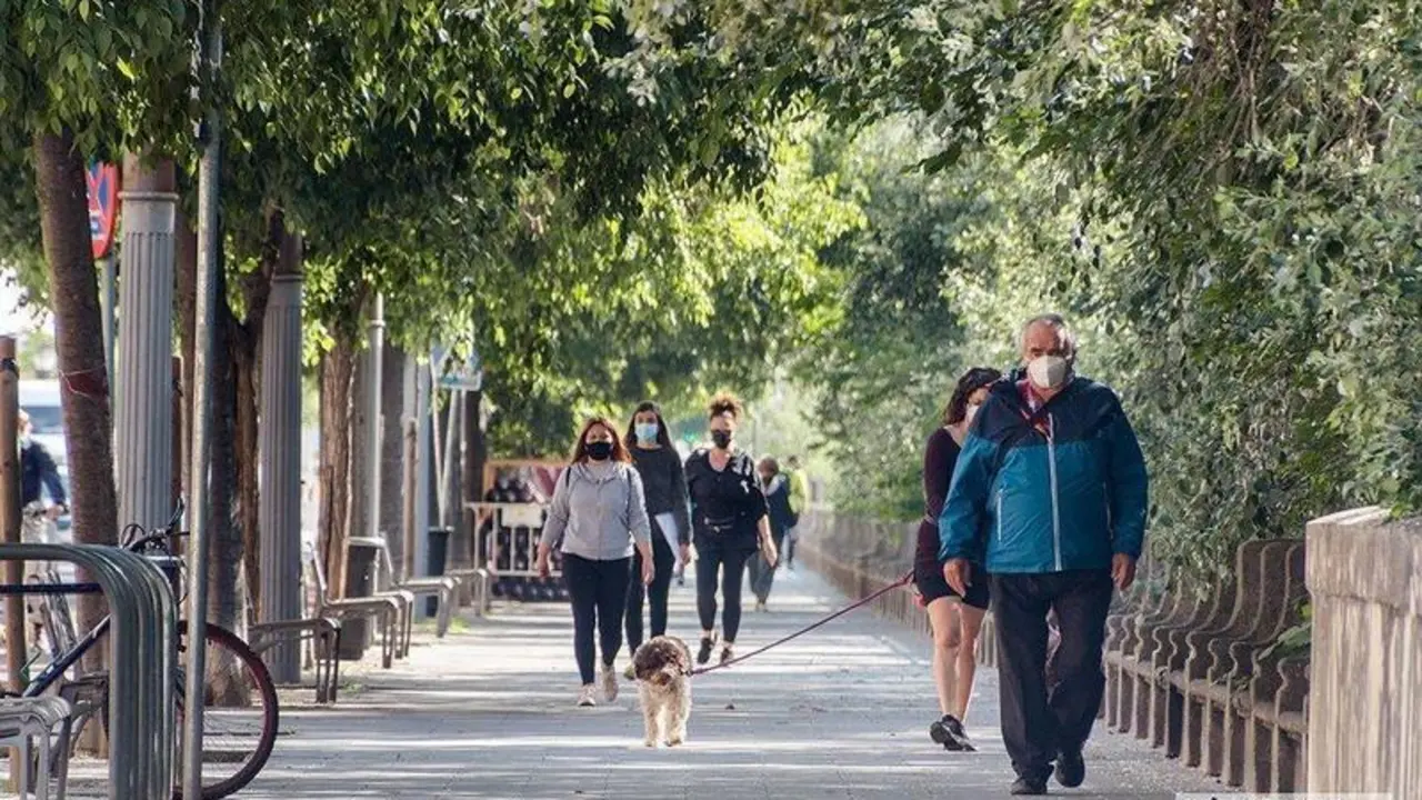  Gente paseando por el Paseo de la Ribera / Pilar Gázquez. 
