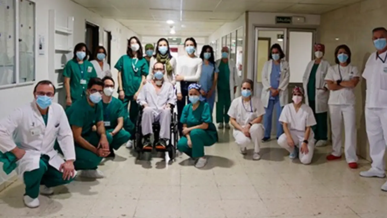  El Doctor Berm&uacute;dez en el momento del alta 