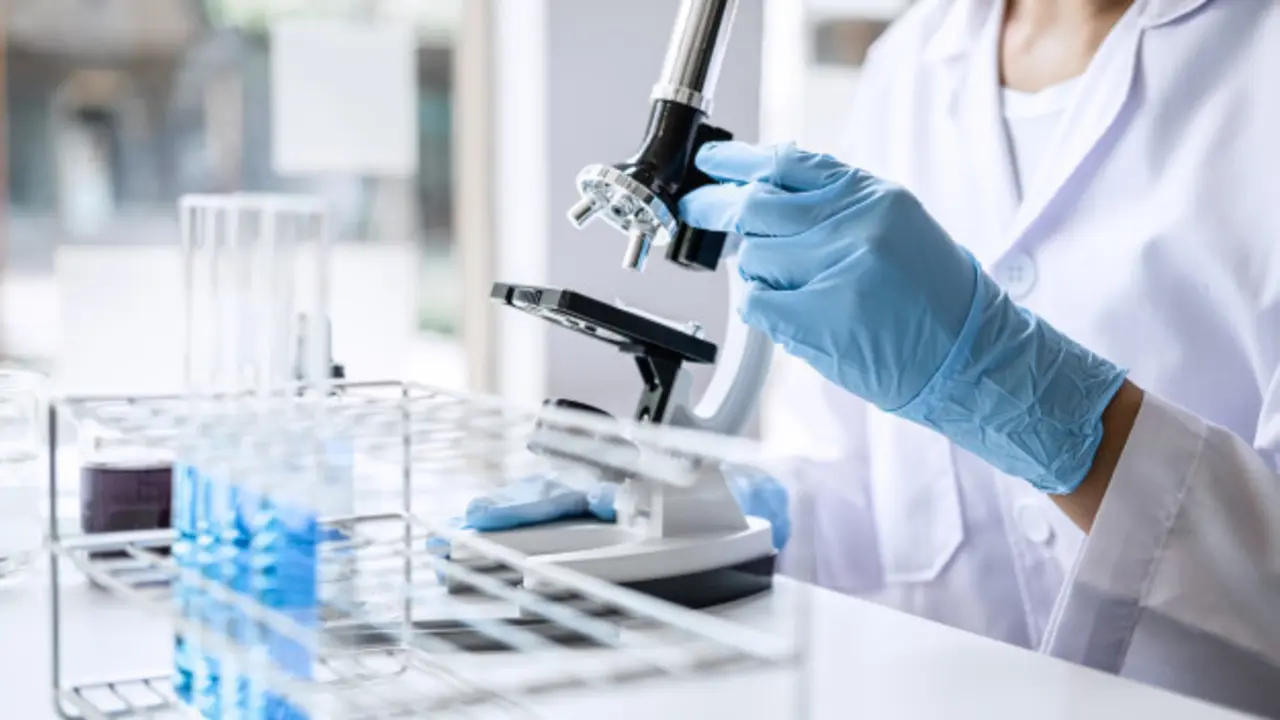  cientifico-o-medico-bata-laboratorio-trabajando-laboratorio-biotecnologia_28283-1547 