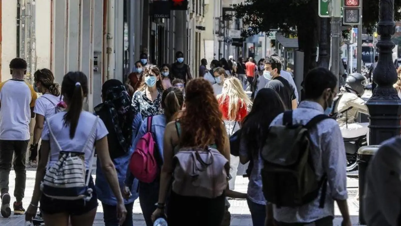  Varias personas caminan por una calle del centro de Valencia. EP 
