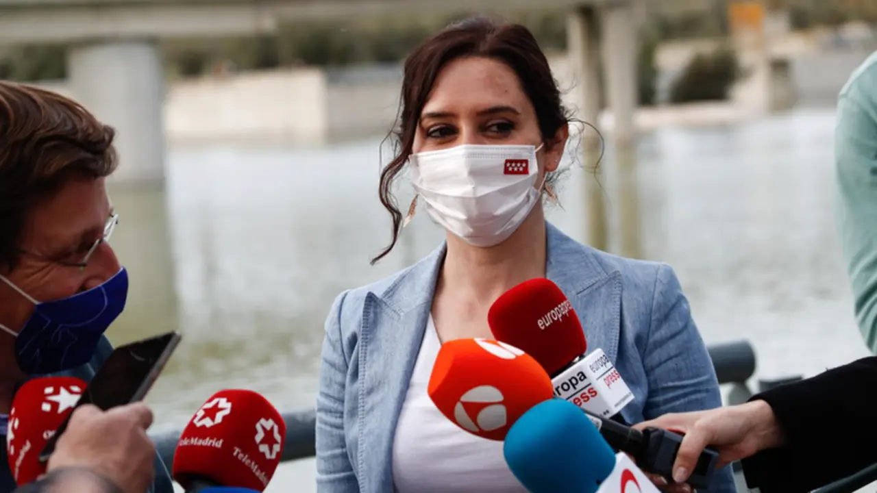  La presidenta de la Comunidad de Madrid y candidata a la reelecci&oacute;n, Isabel D&iacute;az Ayuso (d), y el alcalde de Madrid y portavoz nacional del PP, Jos&eacute; Luis Mart&iacute;nez-Almeida (i) ofrecen declaraciones a los medios en el Parque Juan Carlos I, en Madrid (Espa&ntilde;a) - &Oacute;scar J.Barroso - Europa Press 