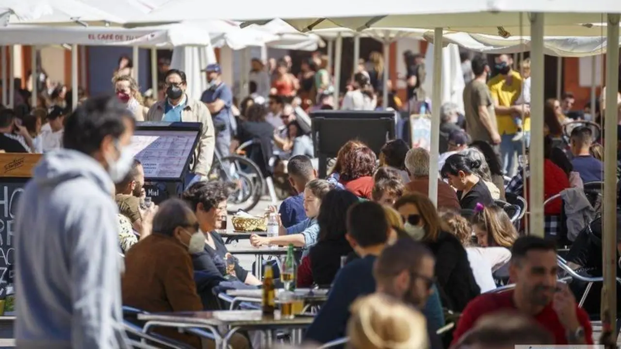  Terrazas en La Corredera. / Jos&eacute; Le&oacute;n. 