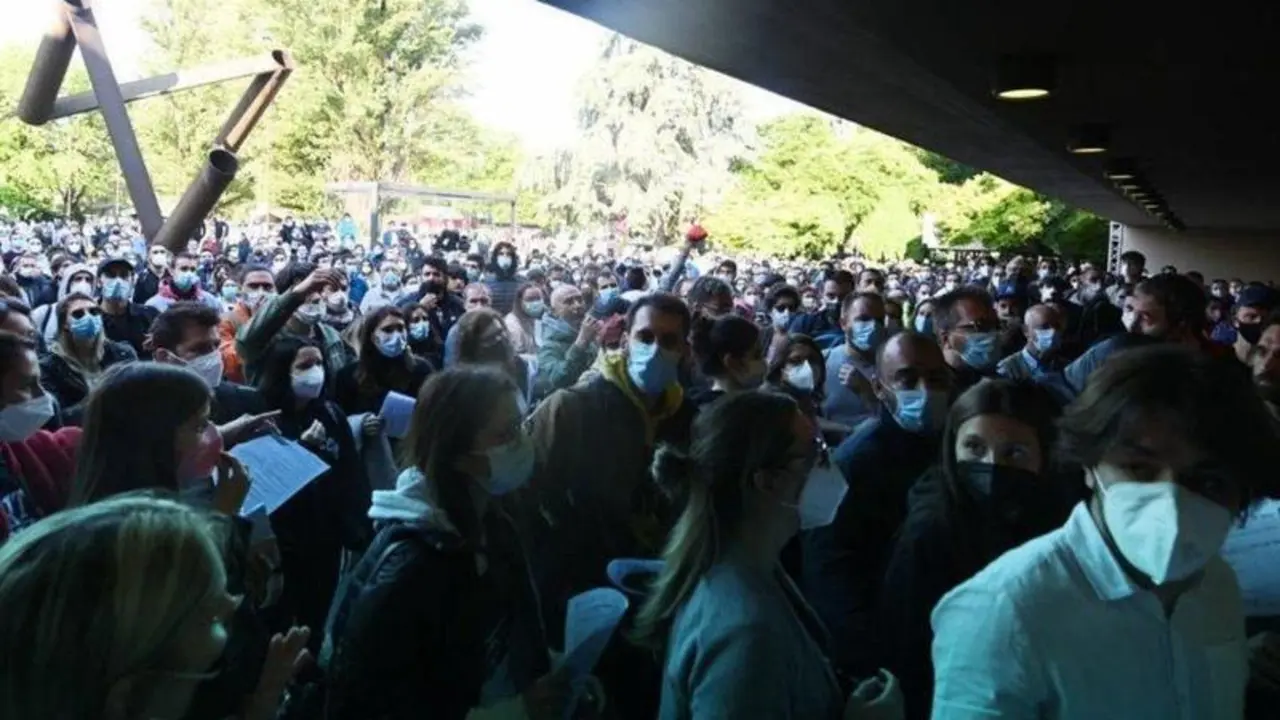  La gente se agolpa en Bolonia (Italia) para recibir la vacuna de Janssen. Twitter 