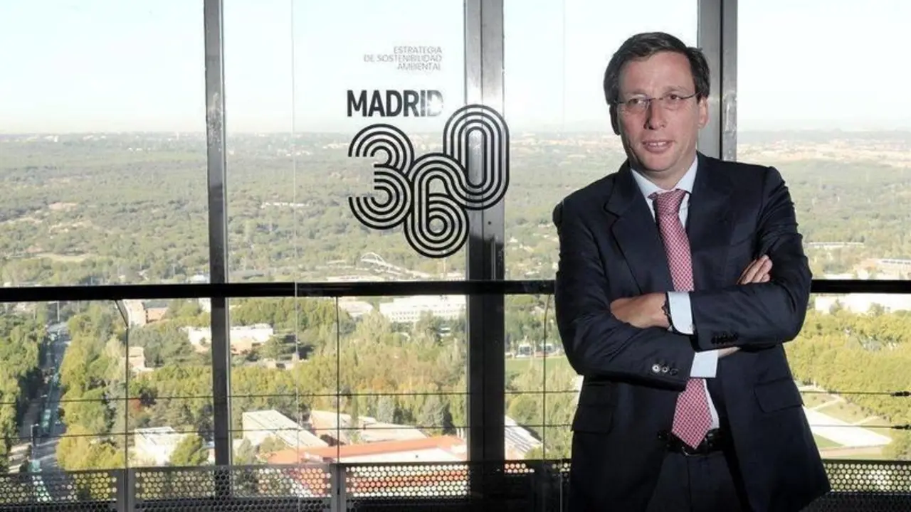 El alcalde de Madrid, Jos&eacute; Luis Mart&iacute;nez- Almeida, posa junto al logo del proyecto 'Madrid 360'. EP 