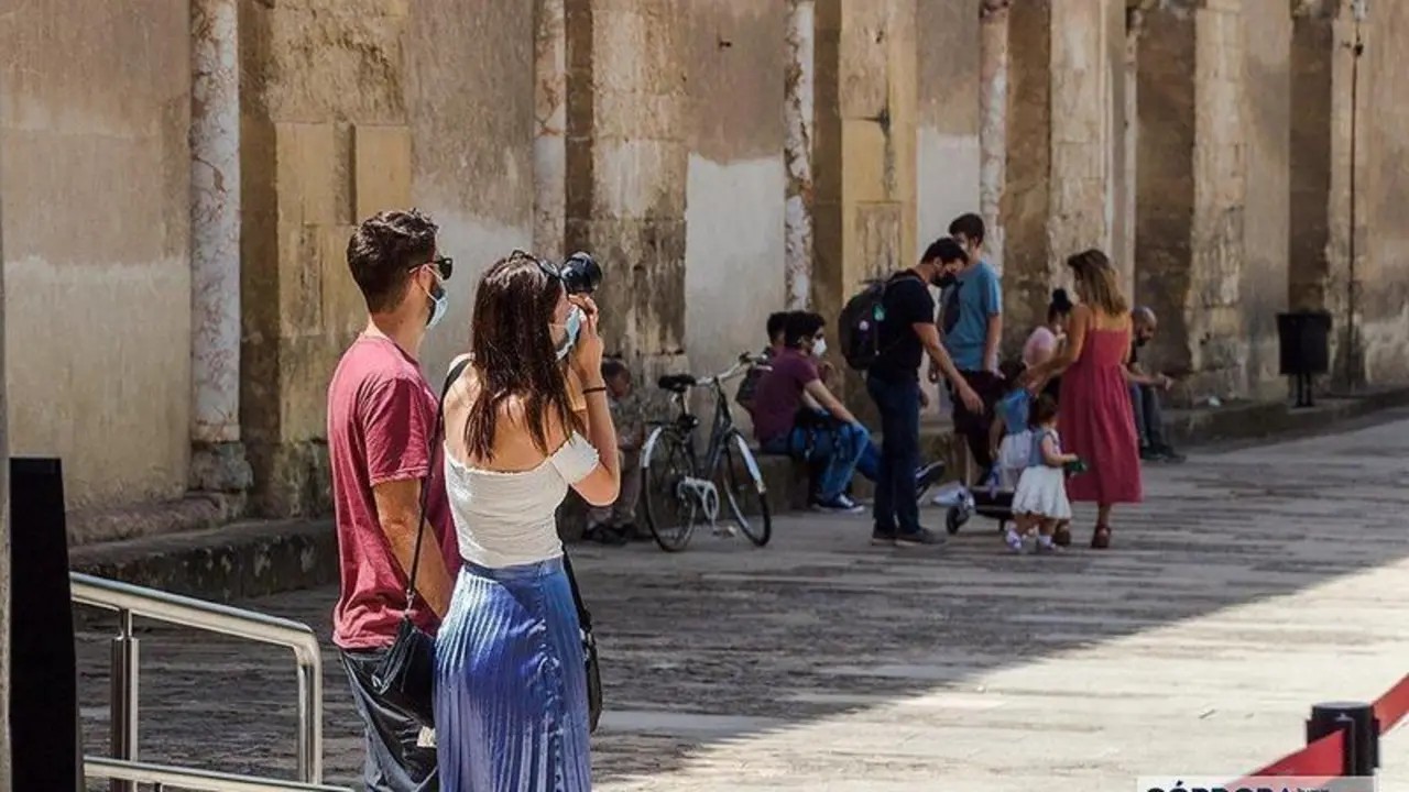 Turista sacando una fotografía en el Patio de los Naranjos / Pilar Gázquez. 