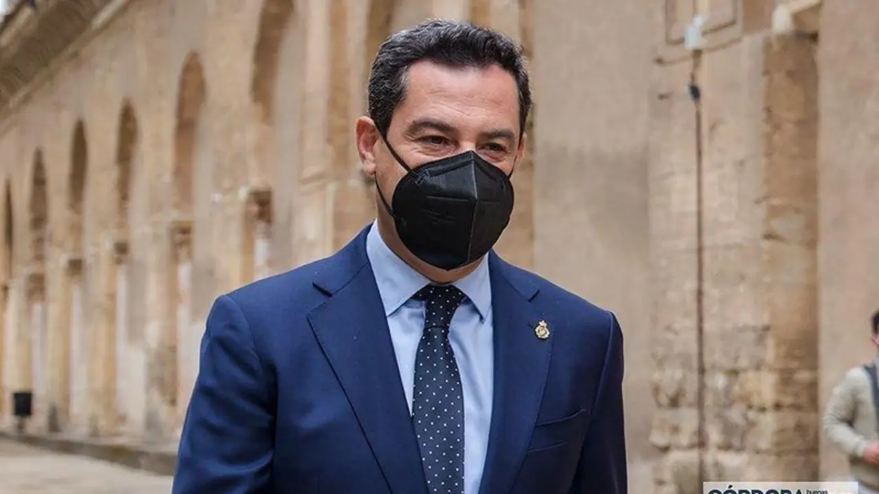  Juanma Moreno, presidente de la Junta de Andalucía, en su llegada a la Mezquita-Catedral de Córdoba / Pilar Gázquez. 