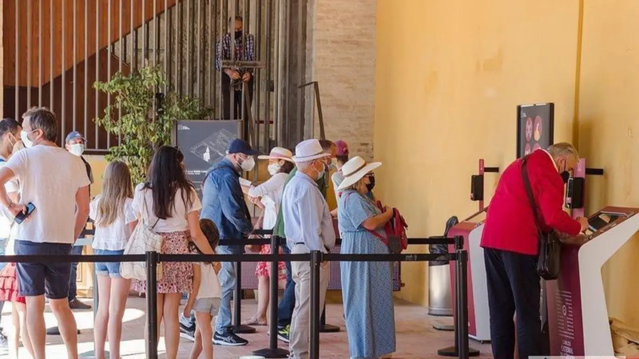  Tursitas haciendo cola para visitar la Mezquita-Catedral / Pilar Gázquez. 