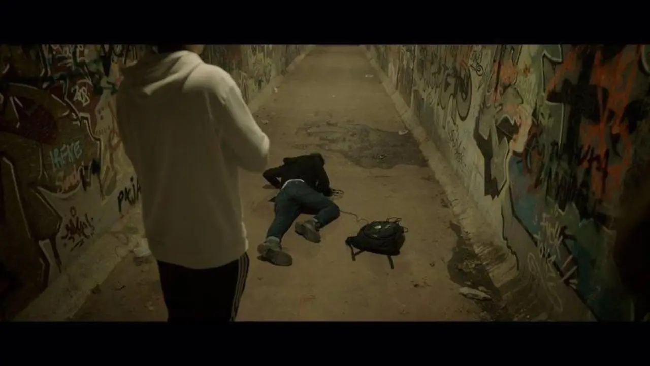  Fotograma Videoclip Yourself de Around Folks - MANU CORONADO 