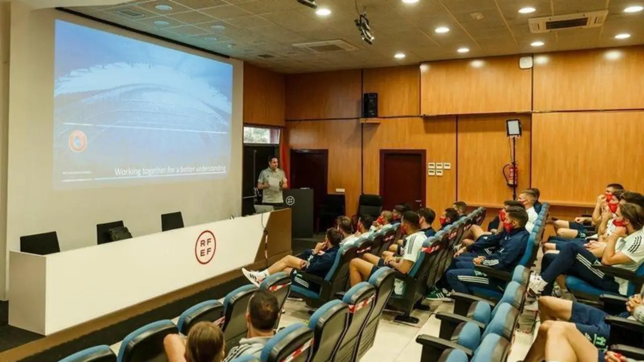  La Selecci&oacute;n Espa&ntilde;ola en una charla 
