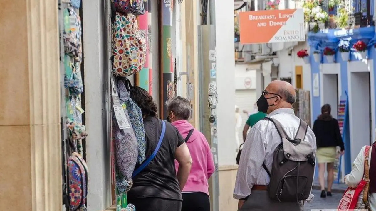  Turistas entrando a una tienda de souvenirs en la zona del casco histórico / Pilar Gázquez. 
