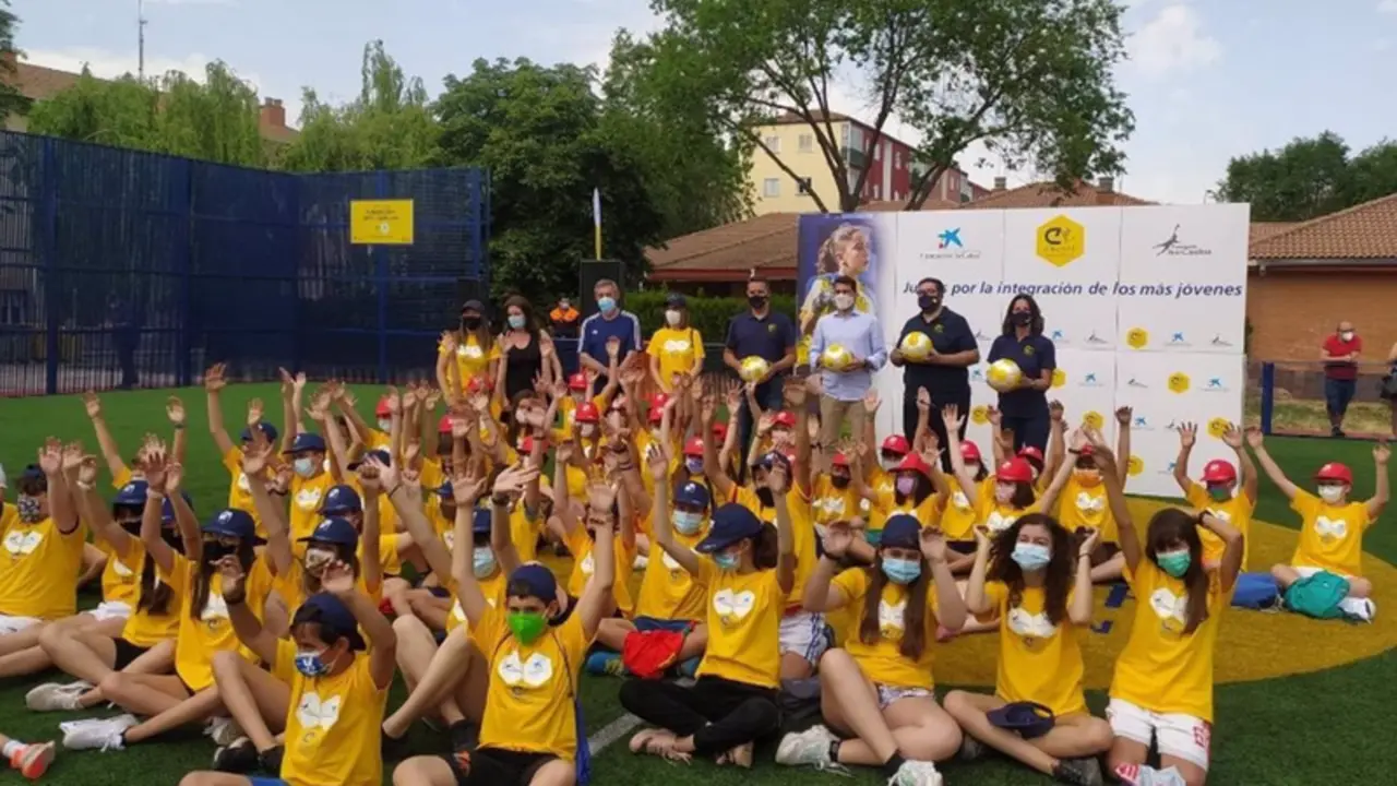  El exfutbolista &Iacute;ker Casillas ha inaugurado el campo de f&uacute;tbol 7 que ha levantado la Fundaci&oacute;n Cruyff y la Fundaci&oacute;n La Caixa en &Aacute;vila. - AYUNTAMIENTO DE &Aacute;VILA 