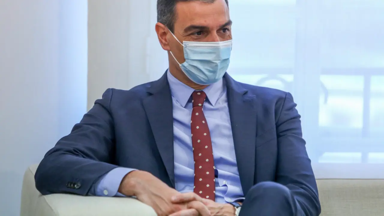  El presidente del Gobierno, Pedro S&aacute;nchez, ha apelado a la unidad para seguir haciendo frente al coronavirus y para lograr la recuperaci&oacute;n econ&oacute;mica.

"La pandemia nos ha vuelto a demostrar el valor de la unidad", ha escrito S&aacute;nchez en Twitter este domingo, primer d&iacute;a tras el fin del estado de alarma en Espa&ntilde;a.

En su mensaje con motivo de celebrarse en esta jornada, 9 de mayo, el D&iacute;a de Europa, el presidente del Gobierno destaca la "acci&oacute;n com&uacute;n" como elemento esencial frente al virus.

"Nuestra acci&oacute;n com&uacute;n ha sido clave frente al virus y lo ser&aacute; tambi&eacute;n ahora que iniciamos la recuperaci&oacute;n. Impulsemos juntos/as una Europa solidaria, verde, social, que proteja m&aacute;s que nunca a su ciudadan&iacute;a", resalta S&aacute;nchez. 