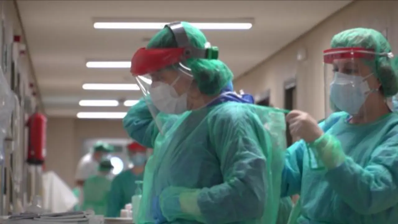  Sanitarios tomando las medidas de precauci&oacute;n. 