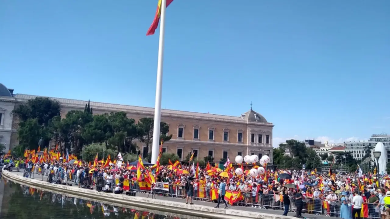  M&aacute;s de mil personas se concentran ya desde las 11.00 horas en la madrile&ntilde;a Plaza de Col&oacute;n para proetestar contra los indultos a los l&iacute;deres del proc&eacute;s. En Madrid, a 13 de junio de 2021. - EUROPA PRESS 
