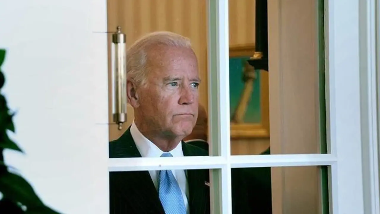  Joe Biden mirando a trav&eacute;s de una ventana 