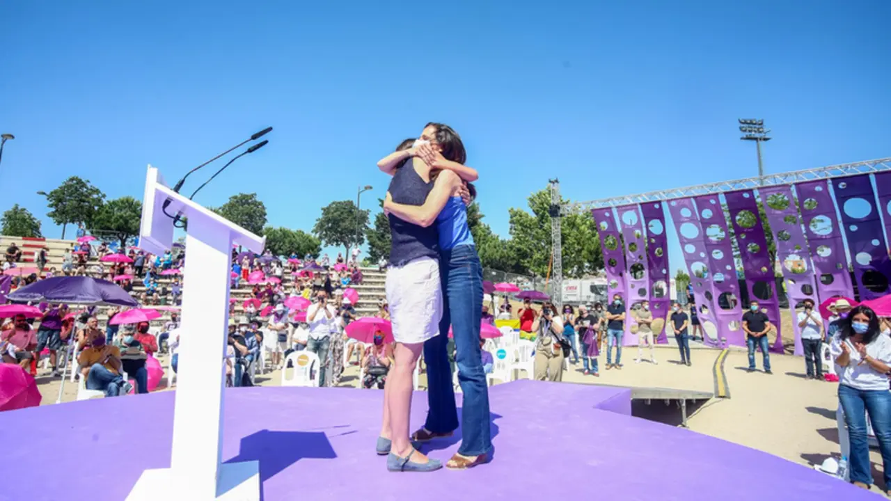  La ministra de Igualdad, Irene Montero (i) y la ministra de Derechos Sociales y candidata a secretaria general de Unidas Podemos, Ione Belara (d), se abrazan en la IV Asamblea Ciudadana Estatal de Podemos, a 13 de junio de 2021, en el Auditorio Parque de - Ricardo Rubio - Europa Press 